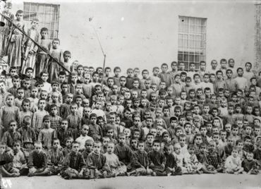 Anonyme - Orphelins arméniens de Tarsus (Tarse) après les massacres d’Adana en 1909 Anonyme - Orphelins arméniens de Tarsus (Tarse) après les massacres d’Adana en 1909