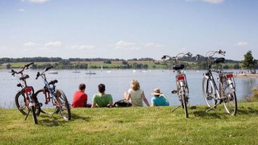 De la Plate Taille au Val Joly, cette balade cyclotouriste vous dévoile toute la beauté des Lacs de l'Eau d'Heure. De la Plate Taille au Val Joly, cette balade cyclotouriste vous dévoile toute la beauté des Lacs de l'Eau d'Heure.