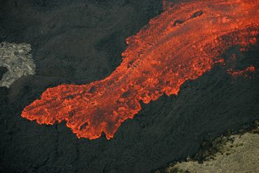 Vue d'une coulée de lave du Piton de la Fournaise sur l'île de la Réunion lors d'une éruption effusive Vue d'une coulée de lave du Piton de la Fournaise sur l'île de la Réunion lors d'une éruption effusive