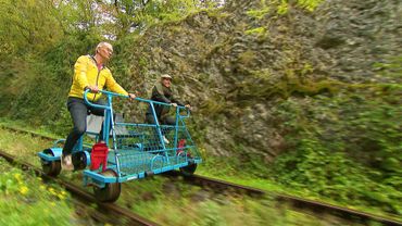 Offrez-vous une ou deux heures de détente en pédalant à votre rythme sur la voie qui longe la vallée de la Molignée. Offrez-vous une ou deux heures de détente en pédalant à votre rythme sur la voie qui longe la vallée de la Molignée.