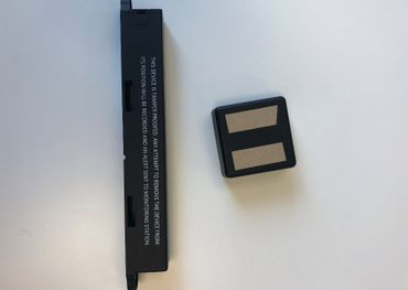 Ces capteurs sont placés dans ou sur les outils de chantier pour les localiser en permanence Ces capteurs sont placés dans ou sur les outils de chantier pour les localiser en permanence