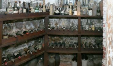 Des dizaines de bouteilles centenaires cachées pendant la Prohibition réapparaissent par hasard Des dizaines de bouteilles centenaires cachées pendant la Prohibition réapparaissent par hasard