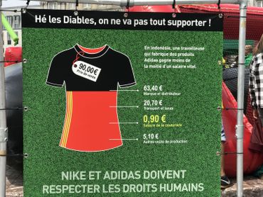 Kicker géant contre Nike et Adidas sur la place Saint-Lambert Kicker géant contre Nike et Adidas sur la place Saint-Lambert