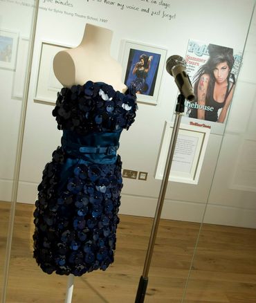 La robe Luella Bartley portée par Amy Winehouse à Glastonbury en 2008 La robe Luella Bartley portée par Amy Winehouse à Glastonbury en 2008