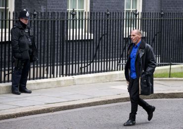 Impertinent, inflexible et "économiste par accident": qui est Yanis Varoufakis? Impertinent, inflexible et "économiste par accident": qui est Yanis Varoufakis?