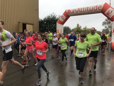 Ici, le départ des 10 kilomètres. Le vainqueur a parcouru la distance en moins de 35 minutes. Ici, le départ des 10 kilomètres. Le vainqueur a parcouru la distance en moins de 35 minutes.