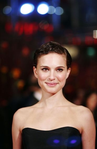 L'actrice Natalie Portman devrait être présente à Cannes pour présenter son premier film en tant que réalisatrice. L'actrice Natalie Portman devrait être présente à Cannes pour présenter son premier film en tant que réalisatrice.