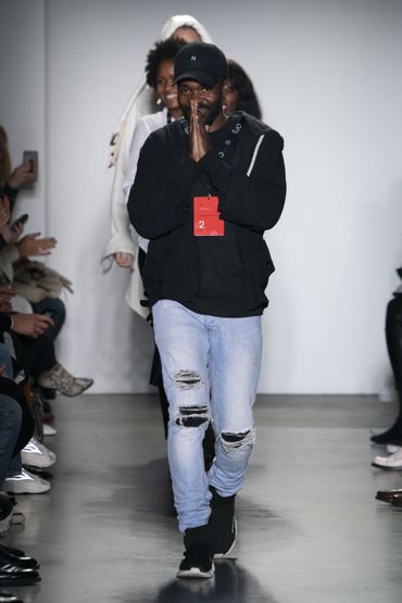 "Un jour, un professeur m'a dit "Le stylisme n'est pas fait pour des gens comme toi". Ca m'a boosté, j'ai voulu lui prouver qu'il avait tort" Charly Nzogang. "Un jour, un professeur m'a dit "Le stylisme n'est pas fait pour des gens comme toi". Ca m'a boosté, j'ai voulu lui prouver qu'il avait tort" Charly Nzogang.