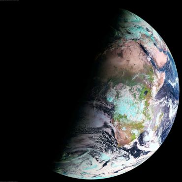 Une vue de la Terre au solstice d'hiver, les nuits sont longues au nord, courtes au sud. Une vue de la Terre au solstice d'hiver, les nuits sont longues au nord, courtes au sud.