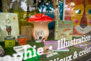 Une librairie spécialisée en photo, art et graphisme, mais aussi dans les livres pour enfants; un super magasin de déco et une petit île au trésor d'accessoires branchés, c'est ça La Carotte ! Une librairie spécialisée en photo, art et graphisme, mais aussi dans les livres pour enfants; un super magasin de déco et une petit île au trésor d'accessoires branchés, c'est ça La Carotte !