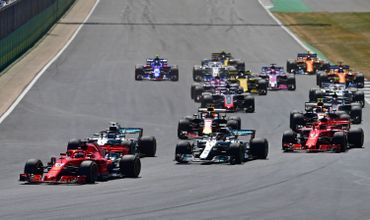Sebastian Vettel prend la tête au départ Sebastian Vettel prend la tête au départ