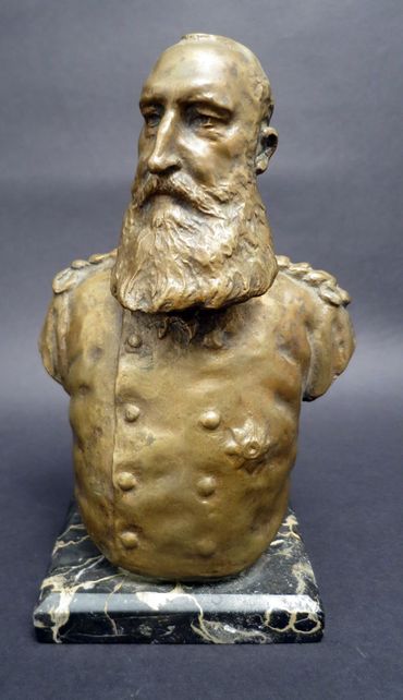 Ces pièces appartiennent à Eric Van den Abeele, l'arrière-petit-fils de Jules Thiriar, médecin et confident de Léopold II, qui a rassemblé ces objets pendant 40 ans. Ces pièces appartiennent à Eric Van den Abeele, l'arrière-petit-fils de Jules Thiriar, médecin et confident de Léopold II, qui a rassemblé ces objets pendant 40 ans.