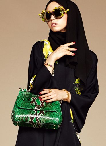 Photo publiée par Dolce&Gabbana le 8 janvier 2016 qui montre un mannequin portant une création de la nouvelle collection Abaya, une collection d'abayas et de jihabs. Photo publiée par Dolce&Gabbana le 8 janvier 2016 qui montre un mannequin portant une création de la nouvelle collection Abaya, une collection d'abayas et de jihabs.