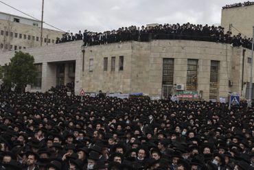 Coronavirus en Israël: une foule d'ultra-orthodoxes aux obsèques d'un rabbin, sans respect des mesures Coronavirus en Israël: une foule d'ultra-orthodoxes aux obsèques d'un rabbin, sans respect des mesures