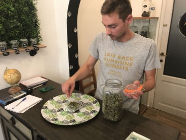 "C’est comme un complément alimentaire. De toute façon, il n’y a pas d’effets secondaires ou quoi que ce soit, ça ne peut rien vous faire de mal", explique Maxime Carrot. "C’est comme un complément alimentaire. De toute façon, il n’y a pas d’effets secondaires ou quoi que ce soit, ça ne peut rien vous faire de mal", explique Maxime Carrot.
