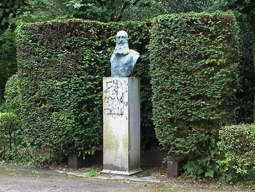 Le buste de Léopold II au parc Duden (Forest) a été réalisé en 1949 par le sculpteur Thomas Vinçotte. Le buste de Léopold II au parc Duden (Forest) a été réalisé en 1949 par le sculpteur Thomas Vinçotte.