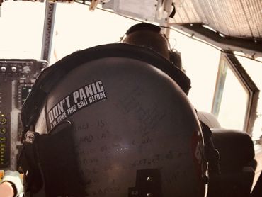 Le casque de Rudy, ingénioeur de bord, résume à lui seul une partie des missions effectuées en 20 ans de carrière sur C130 Le casque de Rudy, ingénioeur de bord, résume à lui seul une partie des missions effectuées en 20 ans de carrière sur C130
