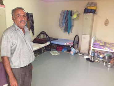 Un ouvrier indien nous montre une chambre dans le lotissement encore en cours d'aménagement de la firme Besix Un ouvrier indien nous montre une chambre dans le lotissement encore en cours d'aménagement de la firme Besix