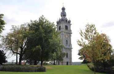 On y remarque les premiers remparts de la ville, l’ancienne poterne du château et la Tour César. On y remarque les premiers remparts de la ville, l’ancienne poterne du château et la Tour César.
