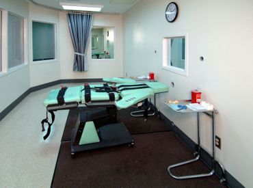 Chambre d'injection létale à la prison San Quentin, en Californie. Chambre d'injection létale à la prison San Quentin, en Californie.