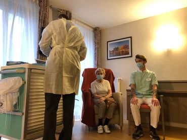 Lucie Vandamme, 88 ans, se fait vacciner contre le COVID 19 à la résidence du Prince Royal d'Ixelles Lucie Vandamme, 88 ans, se fait vacciner contre le COVID 19 à la résidence du Prince Royal d'Ixelles