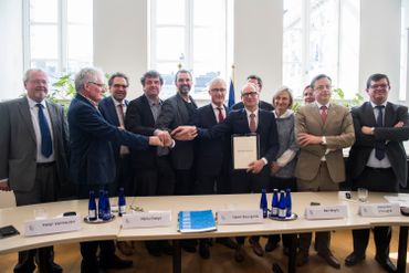 Comités d'action et responsables politiques, tout sourire. Comités d'action et responsables politiques, tout sourire.