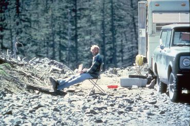 David Johnston était le volcanologue de faction ce 18 mai 1980, il le paiera de sa vie. Jamais son corps ne sera retrouvé, sans doute balayé par l'éruption latérale. David Johnston était le volcanologue de faction ce 18 mai 1980, il le paiera de sa vie. Jamais son corps ne sera retrouvé, sans doute balayé par l'éruption latérale.