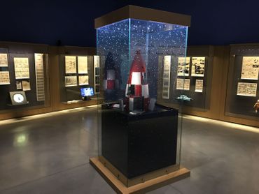 Au Musée Hergé, une salle est consacrée à l'aventure lunaire de Tintin. Au Musée Hergé, une salle est consacrée à l'aventure lunaire de Tintin.