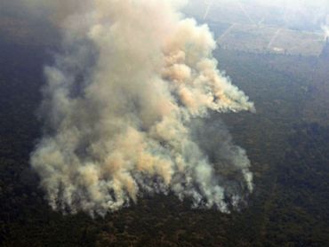 Photo aérienne de feux dans la forêt amazonienne à environ 63 km de Porto Velho, dans l'Etat septentrional brésilien de Rondonia, le 23 août 2019