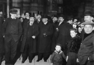 Le pionnier Ader et ses amis durant un événement organisé par les frères Wright, en 1905 Le pionnier Ader et ses amis durant un événement organisé par les frères Wright, en 1905
