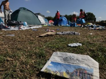 En plus du matériel abandonné, de nombreux déchets jonchent le sol du camping. En plus du matériel abandonné, de nombreux déchets jonchent le sol du camping.