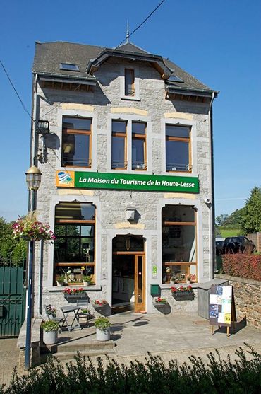 Depuis 2017, la commune de Libin a ouvert à destination du public son propre Office du Tourisme. Situé à Redu, en face de l’église, vous y trouverez réponse à toutes vos envies de découvertes ou de balades lors de votre passage dans notre commune.
Depuis 2017, la commune de Libin a ouvert à destination du public son propre Office du Tourisme. Situé à Redu, en face de l’église, vous y trouverez réponse à toutes vos envies de découvertes ou de balades lors de votre passage dans notre commune.