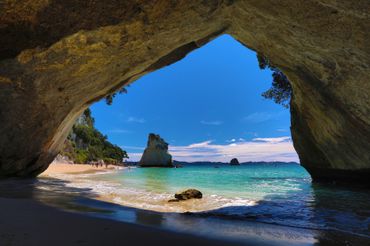 Dans la péninsule de Coromandel, en Nouvelle-Zélande, "Cathedral Cove " est un passage obligé après un bain à Hot Water Beach. Dans la péninsule de Coromandel, en Nouvelle-Zélande, "Cathedral Cove " est un passage obligé après un bain à Hot Water Beach.