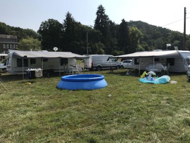 Les enfants ne jouent pas dans la rivière, mais dans des piscines gonflables Les enfants ne jouent pas dans la rivière, mais dans des piscines gonflables