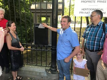 Mercredi, des associations ont symboliquement déposé une lettre ouverte au Premier Ministre dans la boîte aux lettres du château Val Duchesse. Mercredi, des associations ont symboliquement déposé une lettre ouverte au Premier Ministre dans la boîte aux lettres du château Val Duchesse.
