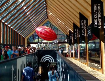 Les panneaux photovoltaiques sont incorporés au vitrage de la toiture et produisent l’électricité nécessaire à la consommation du pavillon Les panneaux photovoltaiques sont incorporés au vitrage de la toiture et produisent l’électricité nécessaire à la consommation du pavillon