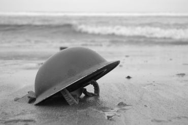 Casque anglais représentant la déroute et l'attente des troupes sur les plages de Dunkerque et de Bray-Dunes. Casque anglais représentant la déroute et l'attente des troupes sur les plages de Dunkerque et de Bray-Dunes.