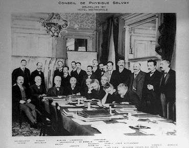 La photo officielle du premier congrès Solvay de physique de 1911 à l'hôtel Métropole de Bruxelles. La photo officielle du premier congrès Solvay de physique de 1911 à l'hôtel Métropole de Bruxelles.