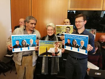 Les citoyens de Cumuleo et Transparancia sont également présents au parlement bruxellois pour soutenir le vote sur le décumul intégral à Bruxelles. Les citoyens de Cumuleo et Transparancia sont également présents au parlement bruxellois pour soutenir le vote sur le décumul intégral à Bruxelles.