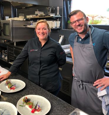 Jean-Philippe Watteyne et Stéphanie Thunus. Talentueuse, cet Enfant du Pays est l’une des quatre femmes Chefs étoilées en Belgique. Jean-Philippe Watteyne et Stéphanie Thunus. Talentueuse, cet Enfant du Pays est l’une des quatre femmes Chefs étoilées en Belgique.