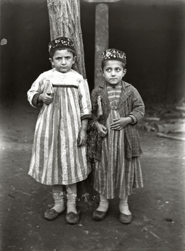 Antoine Poidebard - Deux petits écoliers arméniens de Tokat Antoine Poidebard - Deux petits écoliers arméniens de Tokat