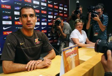 A sa présentation, Guardiola surprend les Socios en se débarrassant de stars comme Ronaldinho ou Deco pour baser son projet principalement sur la « Masia », le centre de formation des Catalans. A sa présentation, Guardiola surprend les Socios en se débarrassant de stars comme Ronaldinho ou Deco pour baser son projet principalement sur la « Masia », le centre de formation des Catalans.