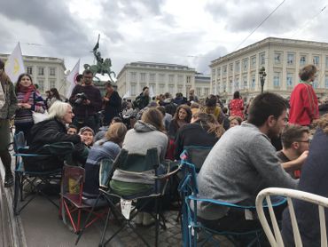 Assis sur des chaises, les activistes débattent sur les questions du climat. Assis sur des chaises, les activistes débattent sur les questions du climat.