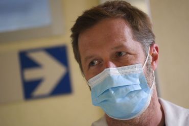Le président du PS, Paul Magnette, à l'hôpital Vésale de Montigny-le-Tilleul, le 13 janvier 2021 Le président du PS, Paul Magnette, à l'hôpital Vésale de Montigny-le-Tilleul, le 13 janvier 2021