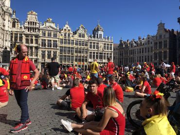 Il y a déjà du monde sur la Grand-Place de Bruxelles pour accueillir les Diables rouges Il y a déjà du monde sur la Grand-Place de Bruxelles pour accueillir les Diables rouges