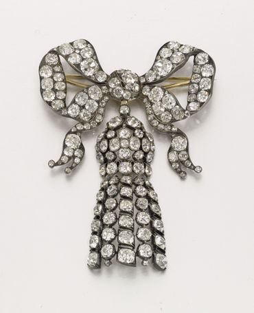 Broche en diamant datant du milieu du XIXe siècle estimée entre 25.000 et 35.000 livres. Broche en diamant datant du milieu du XIXe siècle estimée entre 25.000 et 35.000 livres.
