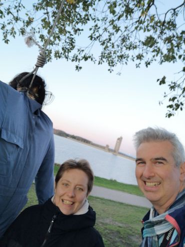 Un pendu qui balançait à une branche d’un gros arbre, une flèche pointant hors des sentiers battus, il n’en fallait pas plus pour nous détourner du bon chemin. Un pendu qui balançait à une branche d’un gros arbre, une flèche pointant hors des sentiers battus, il n’en fallait pas plus pour nous détourner du bon chemin.