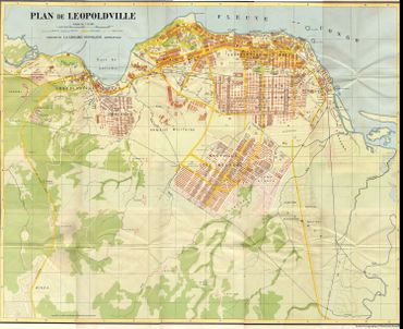 Plans de Léopoldville, 1954 : au nord de la ville, (en brun foncé) la ville blanche, au sud, (en brun clair) la cité noire et ses rues en quadrillages. Entre les deux, le no man’s land, la « zone verte » qui sépare les deux parties de la ville, avec le grand marché, le zoo, le camp de la police et le golf. Plans de Léopoldville, 1954 : au nord de la ville, (en brun foncé) la ville blanche, au sud, (en brun clair) la cité noire et ses rues en quadrillages. Entre les deux, le no man’s land, la « zone verte » qui sépare les deux parties de la ville, avec le grand marché, le zoo, le camp de la police et le golf.