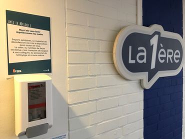 Des distributeurs de gel hydroalcoolique ont été installés devant l’entrée de chaque studio. Des studios qui font l’objet d’une désinfection régulière par le personnel d’entretien. Des distributeurs de gel hydroalcoolique ont été installés devant l’entrée de chaque studio. Des studios qui font l’objet d’une désinfection régulière par le personnel d’entretien.