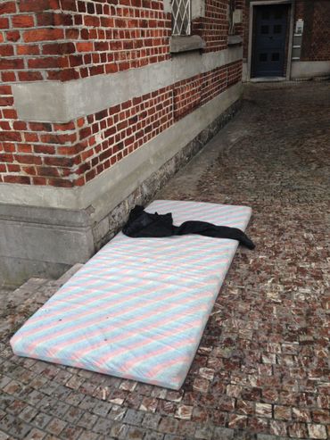 Une pauvreté et des difficultés extrêmes invisibles qui laisse tout de même quelques traces. Une pauvreté et des difficultés extrêmes invisibles qui laisse tout de même quelques traces.